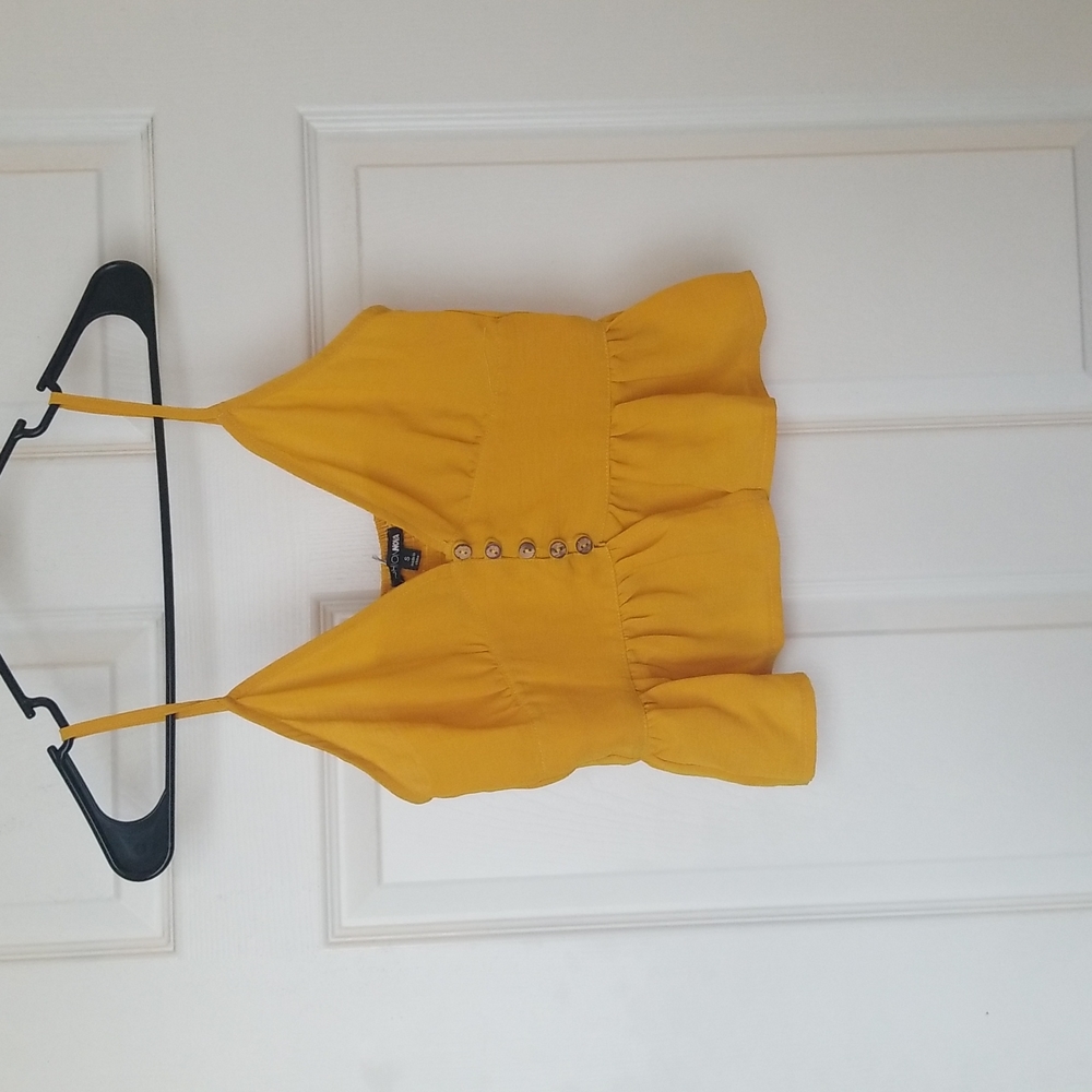 Fashion nova top in size small in mustard.